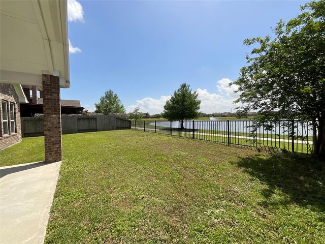 8707 E Crescent Lake Circle, Baytown, TX 77521