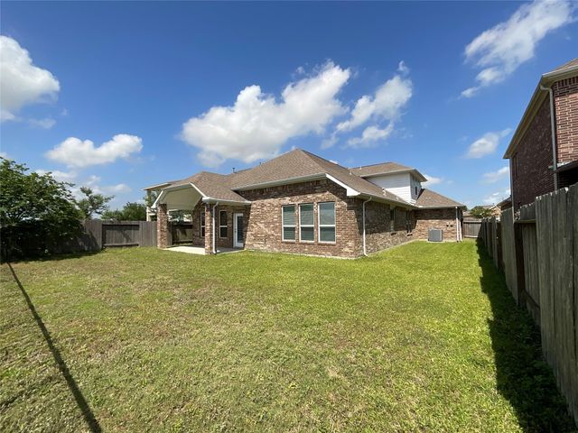 8707 E Crescent Lake Circle, Baytown, TX 77521
