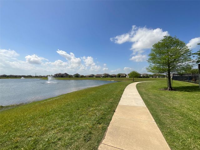8707 E Crescent Lake Circle, Baytown, TX 77521