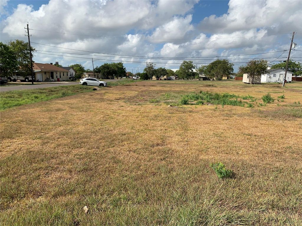 423 S Avenue H, Freeport, TX 77541