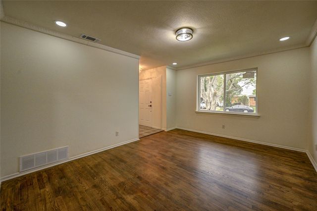 9521 Crestshire Drive, Dallas, TX 75227