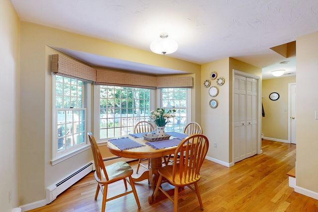 8 Bristol Ln, Walpole, MA 02032