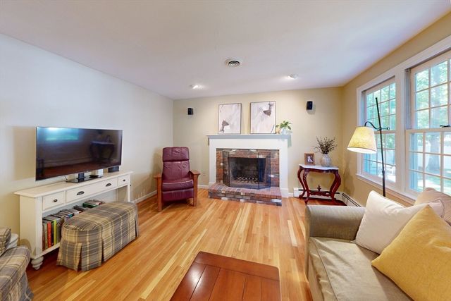 8 Bristol Ln, Walpole, MA 02032