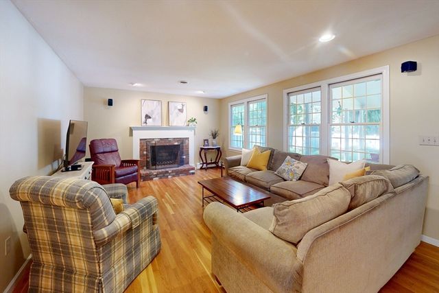 8 Bristol Ln, Walpole, MA 02032