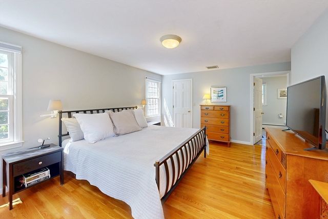8 Bristol Ln, Walpole, MA 02032