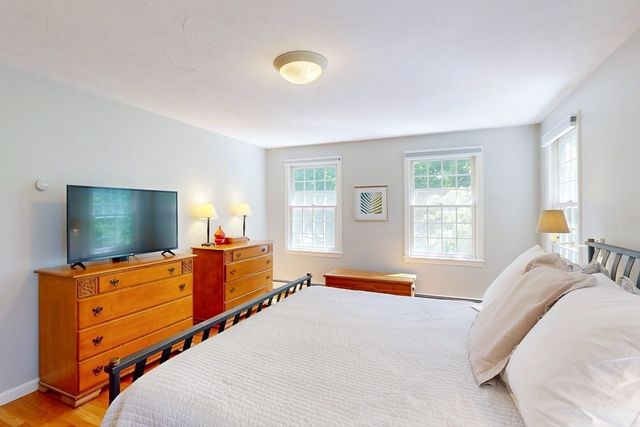 8 Bristol Ln, Walpole, MA 02032