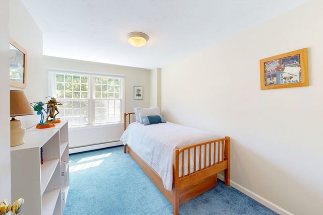 8 Bristol Ln, Walpole, MA 02032