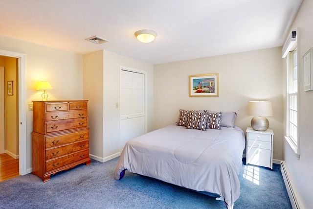 8 Bristol Ln, Walpole, MA 02032