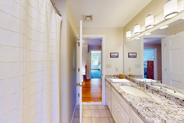 8 Bristol Ln, Walpole, MA 02032
