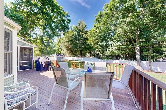 8 Bristol Ln, Walpole, MA 02032