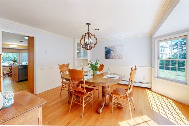 8 Bristol Ln, Walpole, MA 02032