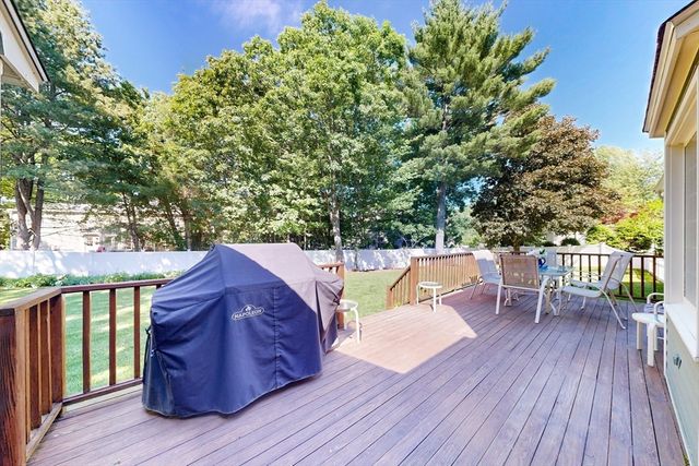 8 Bristol Ln, Walpole, MA 02032