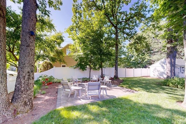 8 Bristol Ln, Walpole, MA 02032