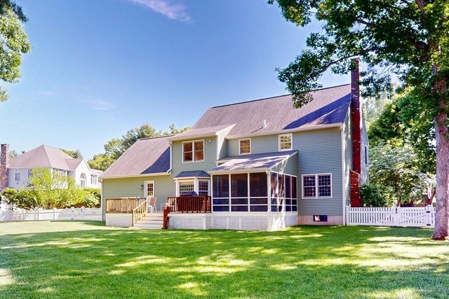 8 Bristol Ln, Walpole, MA 02032