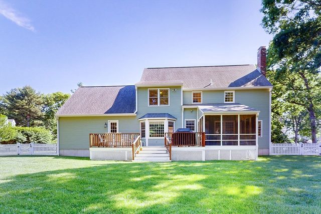 8 Bristol Ln, Walpole, MA 02032