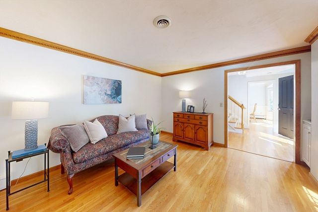 8 Bristol Ln, Walpole, MA 02032