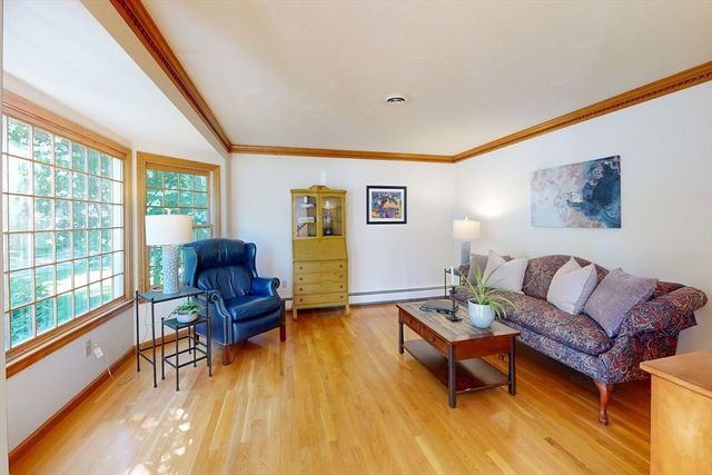 8 Bristol Ln, Walpole, MA 02032