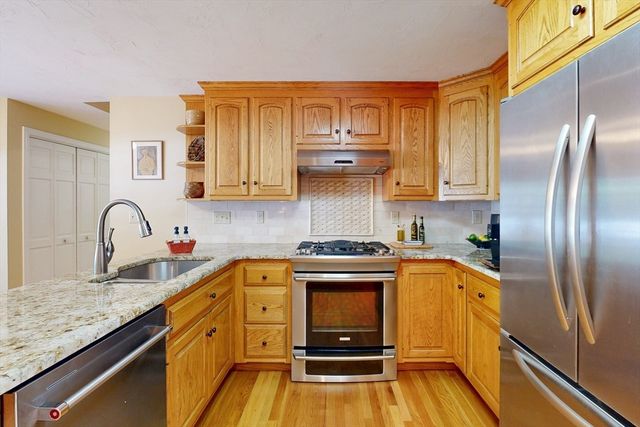 8 Bristol Ln, Walpole, MA 02032