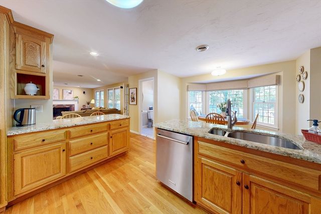 8 Bristol Ln, Walpole, MA 02032