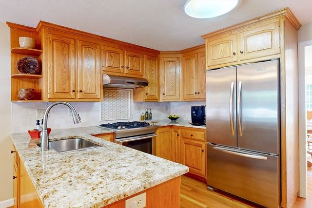 8 Bristol Ln, Walpole, MA 02032