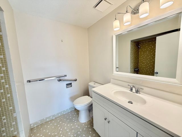 1006 Paradise Rd 3R, Swampscott, MA 01907