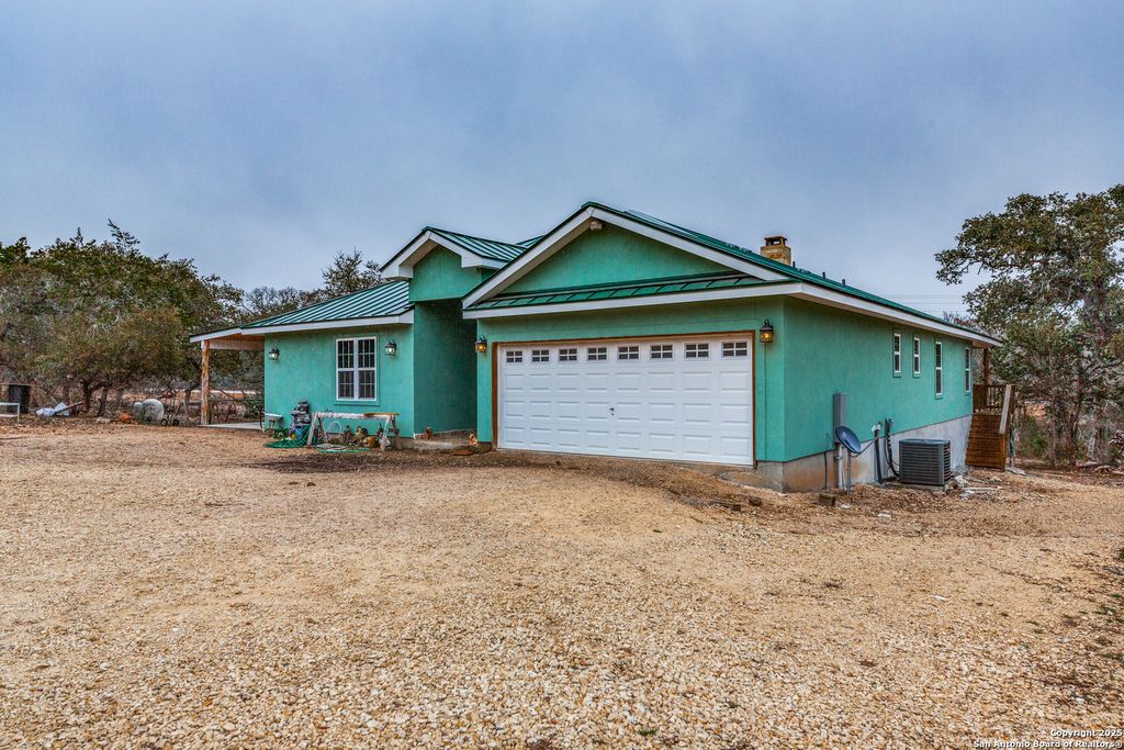 285 CR 2471, Hondo, TX 78861