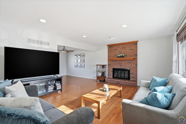 4330 SE 26th TER, Topeka, KS 66605