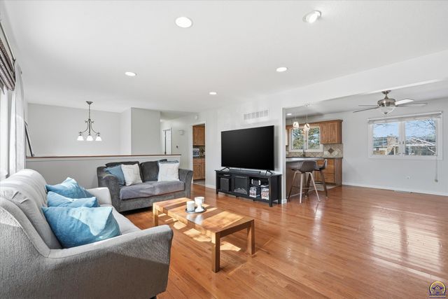 4330 SE 26th TER, Topeka, KS 66605