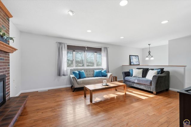 4330 SE 26th TER, Topeka, KS 66605