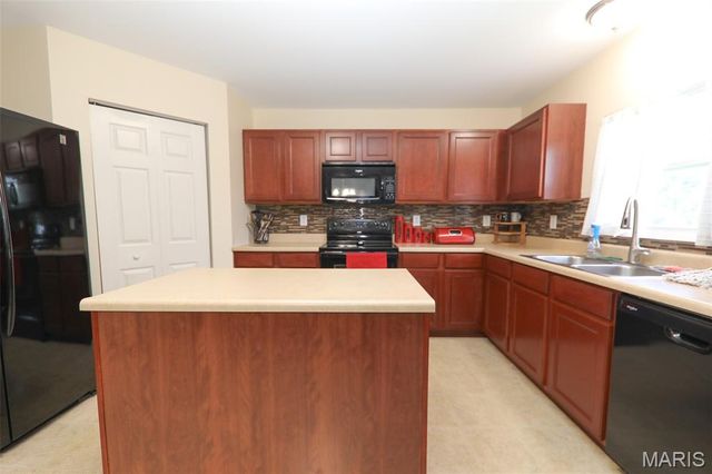 1701 Shade Tree Court, Belleville, IL 62226