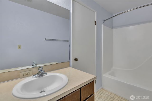 921 S 262nd Place, Des Moines, WA 98198