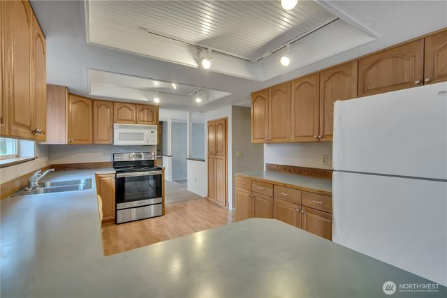 921 S 262nd Place, Des Moines, WA 98198