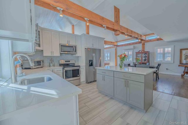 7 Meadow Lane, Amityville, NY 11701