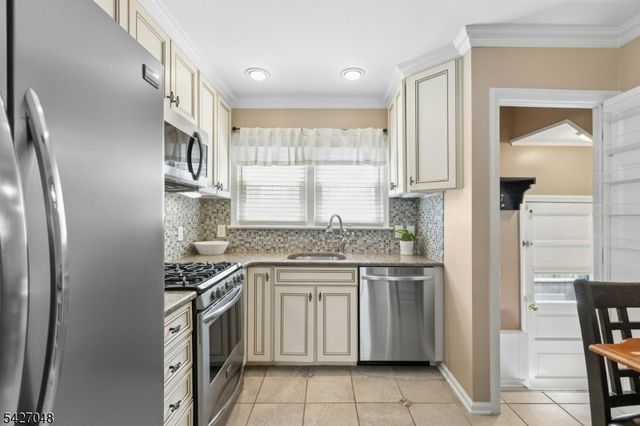 28 Janeway Place, Morris Plains Boro, NJ 07950