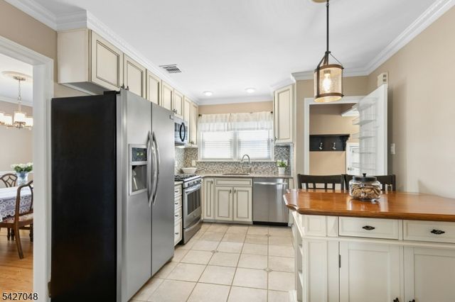 28 Janeway Place, Morris Plains Boro, NJ 07950