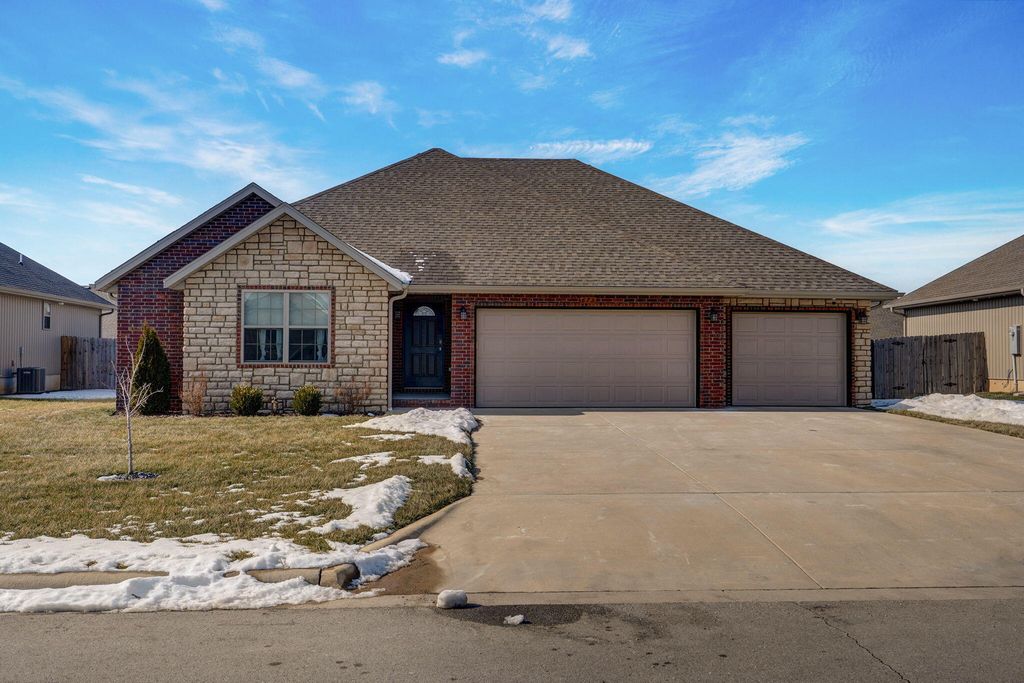 675 N Maplewood Hills, Nixa, MO 65714
