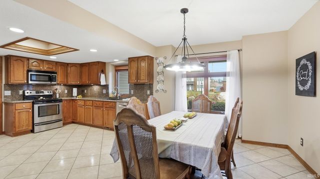 8609 Summerset Place, Fort Wayne, IN 46825