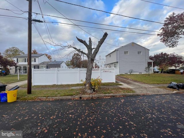 2561 BURNING TREE RD, Pennsauken, NJ 08109