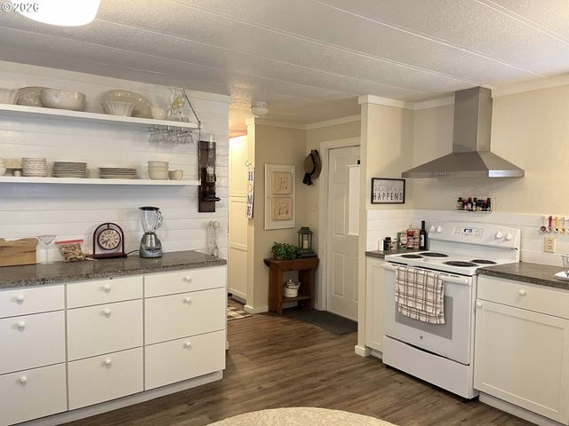 154 Outer Dr, Florence, OR 97439