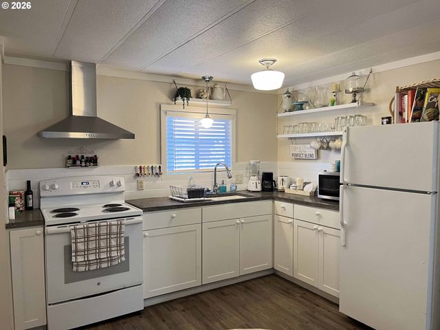 154 Outer Dr, Florence, OR 97439