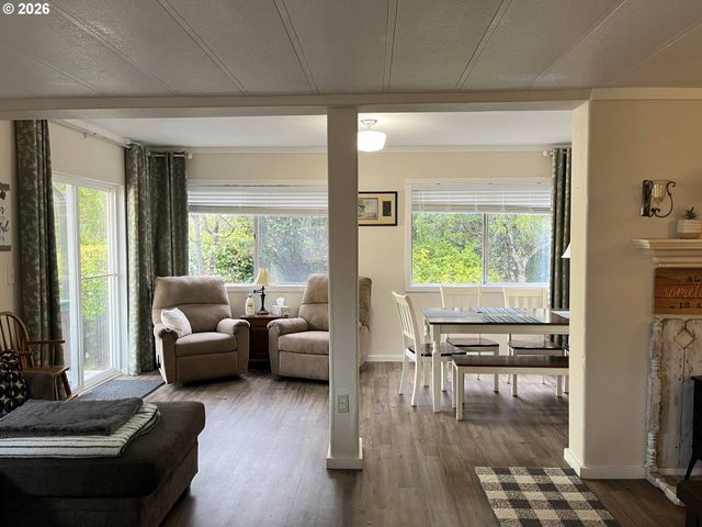 154 Outer Dr, Florence, OR 97439