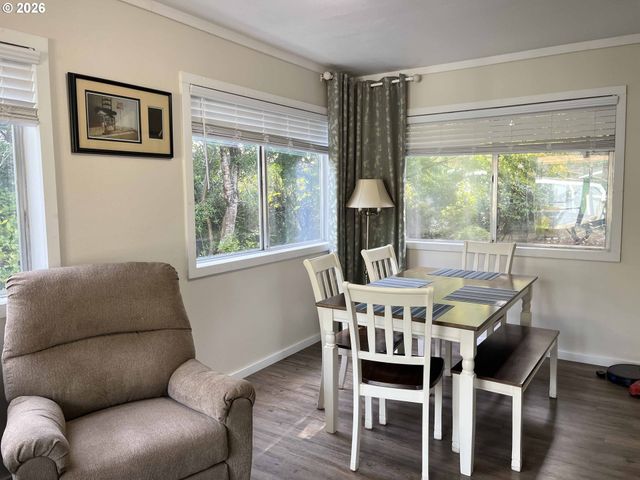 154 Outer Dr, Florence, OR 97439