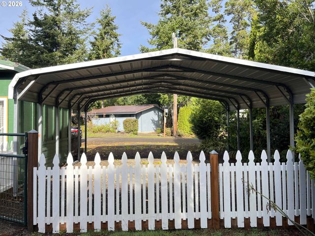 154 Outer Dr, Florence, OR 97439