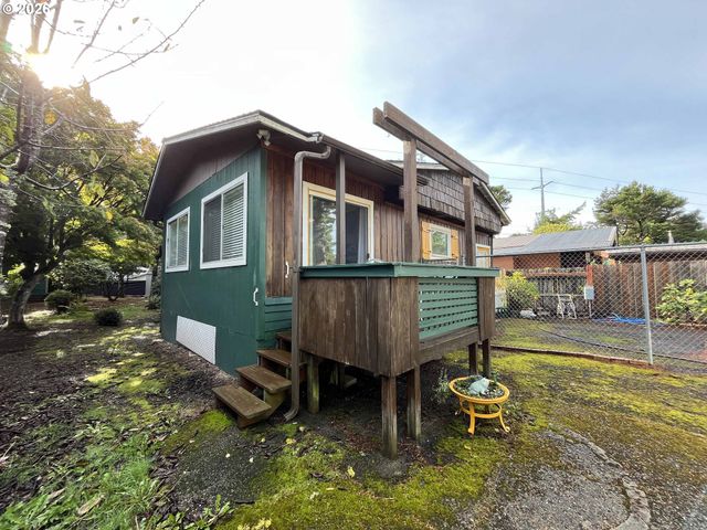 154 Outer Dr, Florence, OR 97439