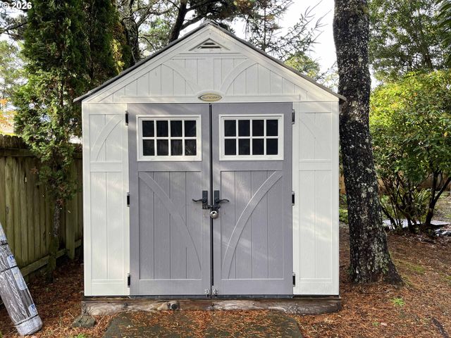 154 Outer Dr, Florence, OR 97439