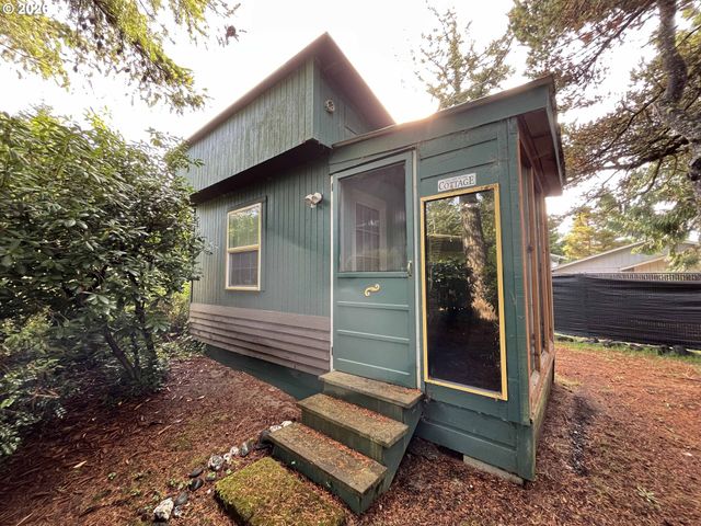 154 Outer Dr, Florence, OR 97439