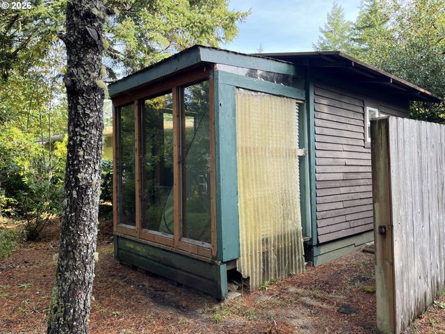 154 Outer Dr, Florence, OR 97439