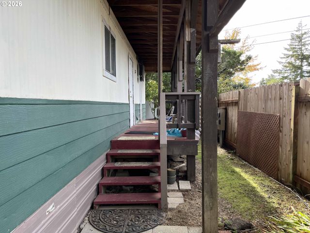 154 Outer Dr, Florence, OR 97439
