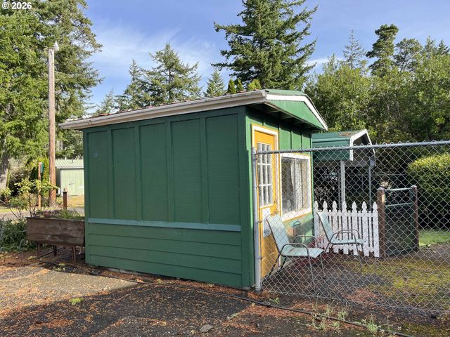 154 Outer Dr, Florence, OR 97439