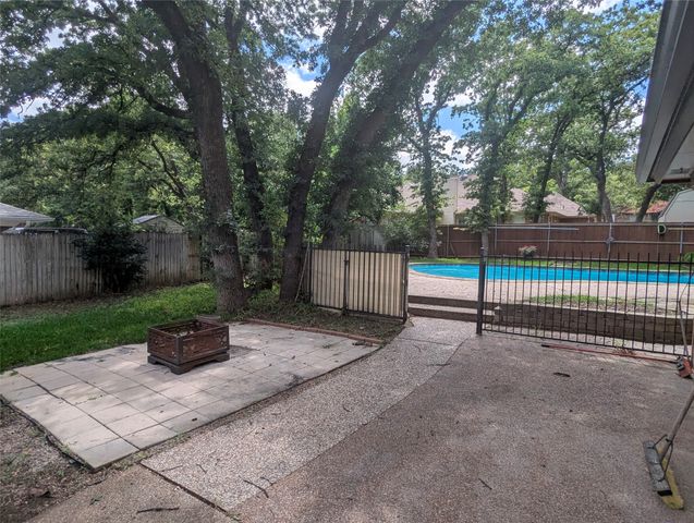 1816 Crooked Lane, Fort Worth, TX 76112